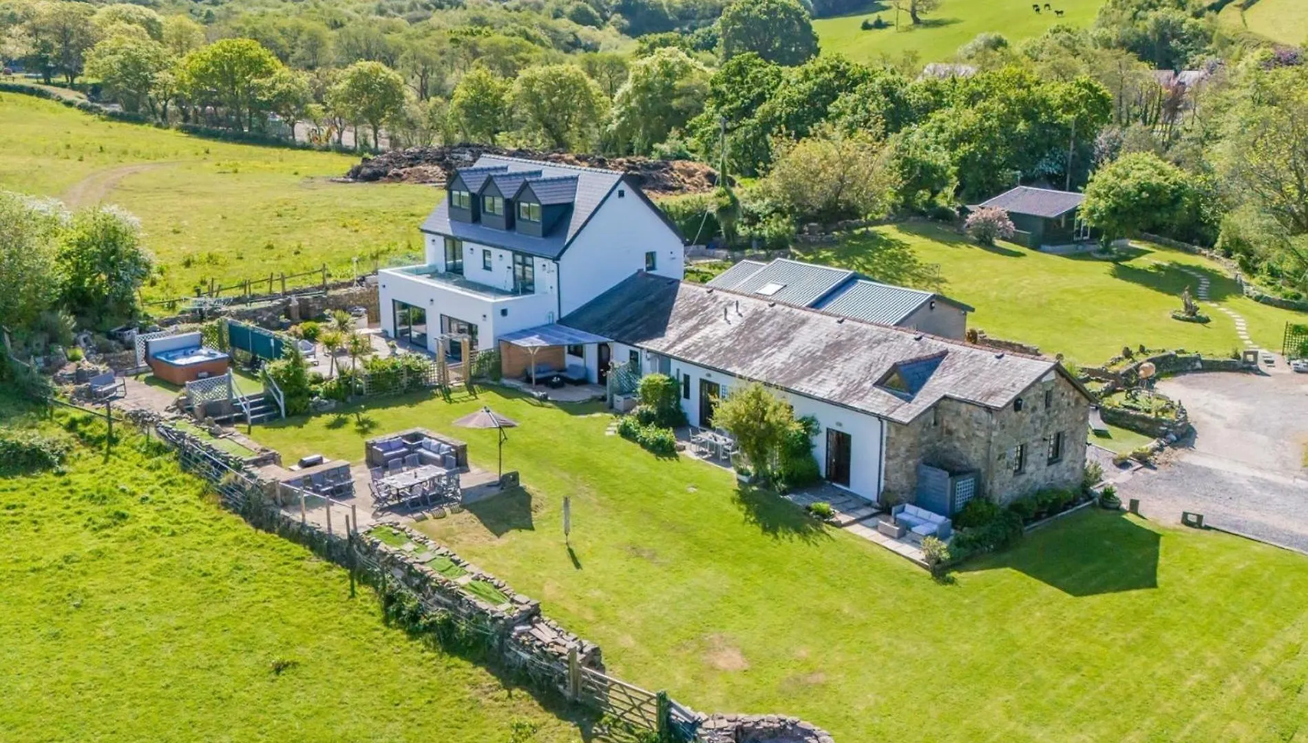 1 Bed Property In Gower 77980 Penclawdd